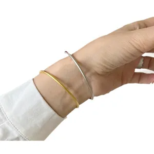 S925 Silber offenes Armreif Set, elegantes minimalistisches Gold und Silber Design.