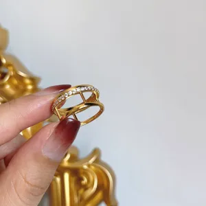 Close-up view of the shiny gold 925 silver double-band ring with sparkling pavé stones.