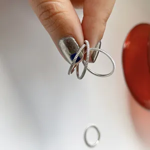 Detailansicht des ultrafeinen gestuften Silberrings, minimalistisches Schmuckdesign mit feiner Textur.