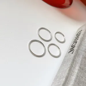Minimalistisches S925 Sterling Silber ultra-dünne gestufte Stapelringe Set für Damen.