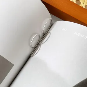 Koreanischer Stil S925 Silber gestapelt dünner Ring Detailansicht elegantes Alltagsdesign.
