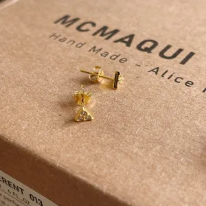Minimalistische goldene dreieckige Ohrstecker mit funkelnden Zirkoniasteinen für Damen.