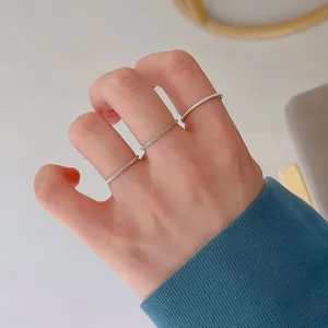 Zarte minimalistische S925 Silber Stapelringe mit einzigartigem strukturierten Stufen-Design.