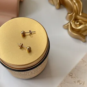Zarte minimalistische 925er Silber kleine Kugel Ohrstecker Detailansicht, eleganter Schmuck.