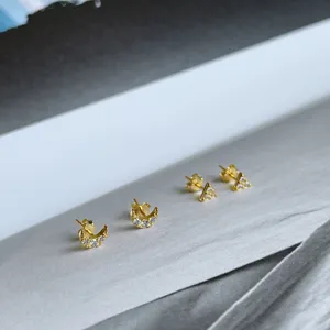 Minimalistische 925er Silber vergoldete Mond Dreieck Zirkonia Ohrstecker Detailansicht.
