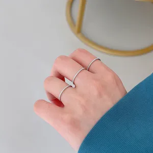 Minimalistische S925 Silber gestapelte dünne Ringe, elegantes geometrisches Design für Damen.