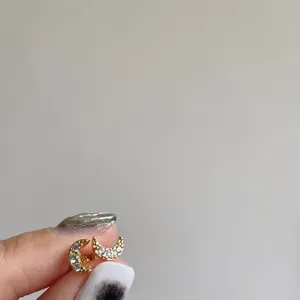 Elegante 925 Silber vergoldete glitzernde Mondsichel Zirkonia Ohrstecker fuer Damen.