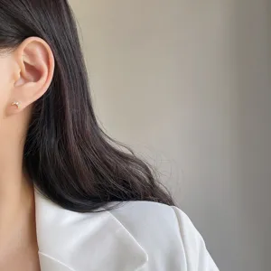 Minimalistische S925 Silber Mondsichel Ohrstecker für Damen, schicker geometrischer Schmuck.