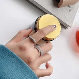 Primer plano detallado de anillos apilables de plata esterlina con elegante diseño.