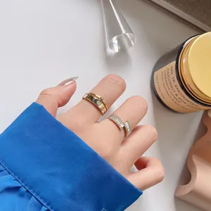 Elegante juego de anillos dobles chapados en oro con diseño de cristal circonita para mujeres.