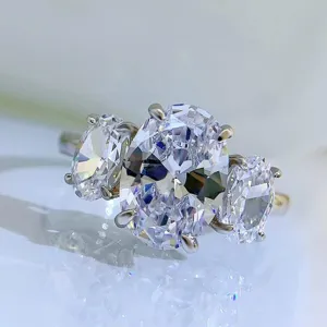 Detalle en primer plano del elegante anillo de plata esterlina de tres piedras ovaladas.
