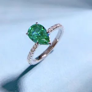 Meraviglioso anello con diamante verde taglio a pera in argento S925 con pietre brillanti.