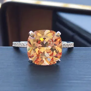 Bague élégante en argent sterling avec une pierre orange taille coussin et pavé scintillant.