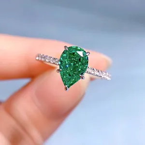 Splendido anello in argento S925 con diamante verde a pera, elegante e alla moda.