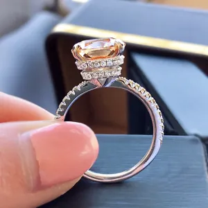 Superbe bague en argent 925 champagne avec des détails étincelants en zircone cubique pour femmes.