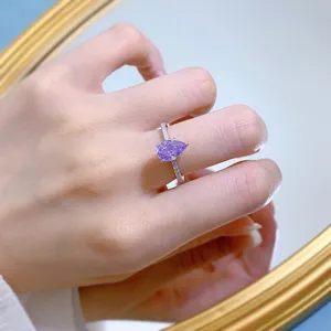 Dettaglio in primo piano dello splendido anello con gemma viola a pera e luminoso pavè di zirconi.