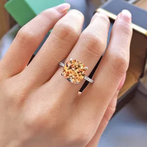 Superbe bague en argent sterling avec pierre précieuse orange taillée en coussin chic.
