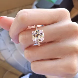 Gros plan détaillé de la bague en argent S925 avec diamant de simulation taille coussin.