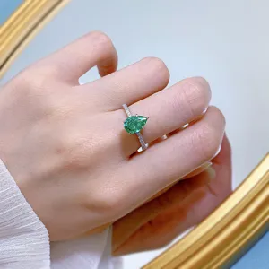 Primo piano sui dettagli dell'anello in argento sterling con zircone verde a goccia.