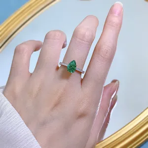 Splendido anello in argento sterling con una pietra verde a goccia, gioiello elegante.