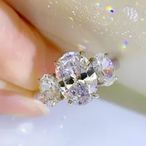 Anillo de compromiso exquisito con tres diamantes ovales en plata S925 joyería.