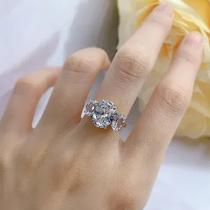 Primer plano del elegante anillo de compromiso de plata S925 con piedra ovalada brillante.