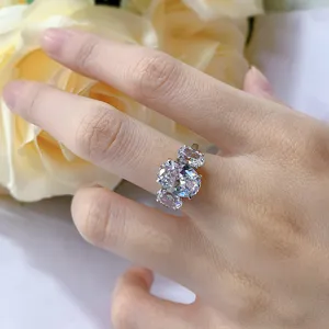 Hermoso anillo de compromiso de plata 925 con tres piedras de diamante ovalado
