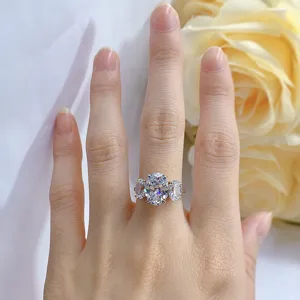 Primer plano detallado de un elegante anillo de compromiso de tres piedras en S925.