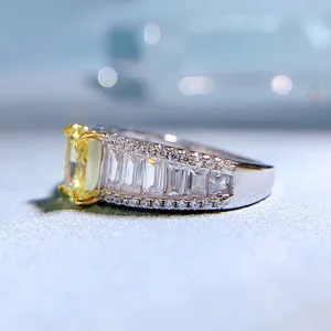 Atemberaubender 925 Silber Ring mit gelbem Diamanten im Radiantschliff und Baguettesteinen.