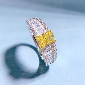 Nahaufnahme eines 925er Silber Rings mit gelbem Edelstein im Radiant-Schliff und Baguette-Steinen.
