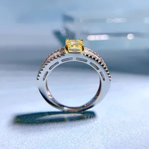 Exquisiter 925 Silber Ring mit strahlend gelbem Diamant im Radiant-Schliff und Zirkonia.