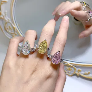 Détail de bague luxueuse en argent 925 avec diamant taille poire, bijoux étincelants