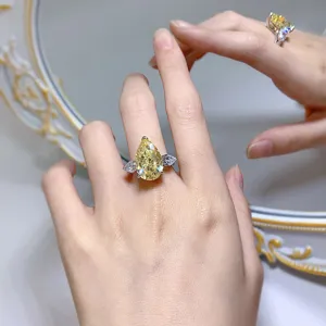 Gros plan détaillé de la magnifique bague en pierre précieuse jaune taille poire scintillante.