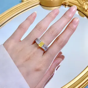 Nahaufnahme Detail eines gelben Diamantrings im Radiant-Schliff mit Baguette-Seitensteinen.