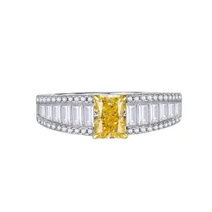 Eleganter Silberring mit radiant geschliffenem gelben Diamanten und Baguette-Steinen.