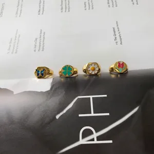 Schöne Details bunter Emaille Siegelringe mit Schmetterling Kleeblatt Gänseblümchen Tulpe