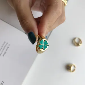 Goldener Siegelring mit grünem Emaille vierblättrigem Kleeblatt, verstellbarer Fingerschmuck.
