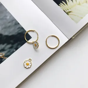 Goldene Creolen mit weißen Emaille-Gänseblümchen-Anhänger, abnehmbares Design, chic.