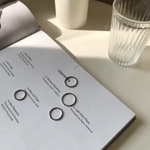 Minimalistischer S925 Sterling Silber dünner runder Bandring, elegante Detailansicht.