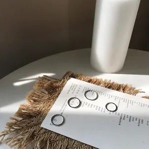 Minimalistischer einfacher einzelner Ring, vielseitiger silberner Modeschmuck fuer Damen Alltag.