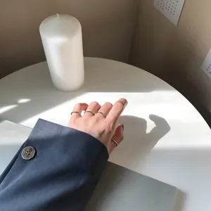 Minimalistische Sterlingsilber Stapelringe, schlichte geometrische schmale Bänder für Alltag.