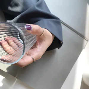 Minimalistischer dünner Ring aus 925 Sterling Silber im Detail, eleganter Modeschmuck Alltag.