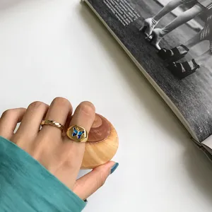 Exquisites goldenes Schmetterlings-Ring-Set im minimalistischen Stil mit Emaille-Details.