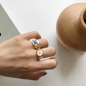 Schicke vergoldete offene Ringe mit eleganter blauer Schmetterling und Gänseblümchen Emaille.