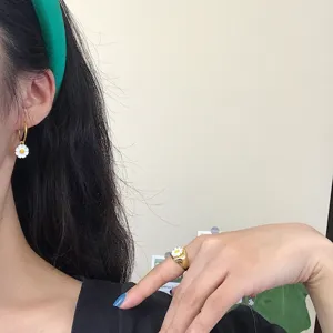 Koreanischer Stil s925 Silber süße Gänseblümchen Emaille Creolen und passender Mode Ring Schmuck.