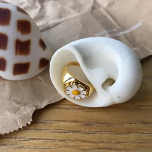 Goldene S925 Silber Gänseblümchen Emaillierter Ring Hauptansicht, elegantes Schmuckstück