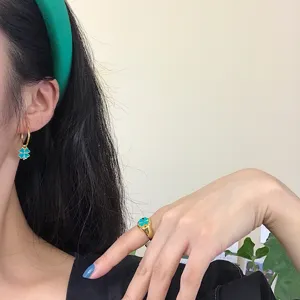 Elegante türkisfarbene vierblättrige Kleeblatt Ohrringe und Ring Set, Modeschmuck.