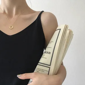 Κολιέ με χρυσό επίχρυσο ασύμμετρο C κρεμαστό κόσμημα μόδας για γυναίκες κομψό σχέδιο