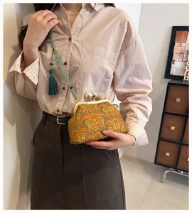 Nieuwe Chinese etnische stijl schelp tas met kralen riem en kwastje in detailweergave.