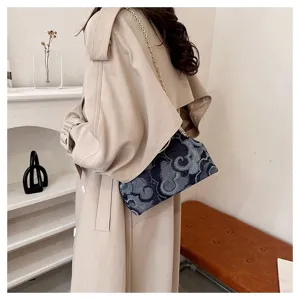 Sac à bandoulière rétro chinois avec chaîne dorée, élégant sac à main bleu à motif pour femmes.